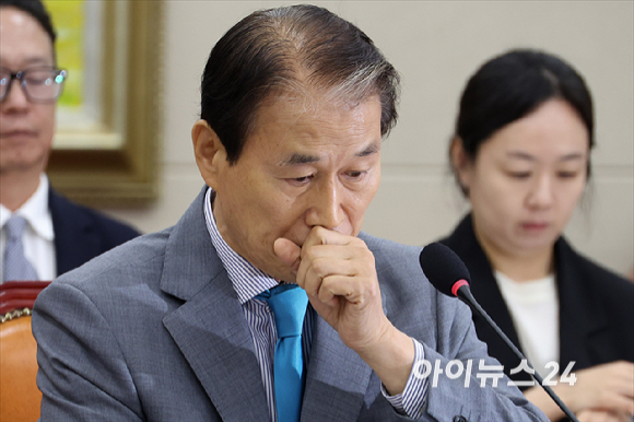 권오을 국가보훈부 장관 후보자가 15일 서울 여의도 국회에서 열린 국회 정무위원회 권오을 국가보훈부 장관 후보자 인사청문회에서 기침을 하고 있다. [사진=곽영래 기자]