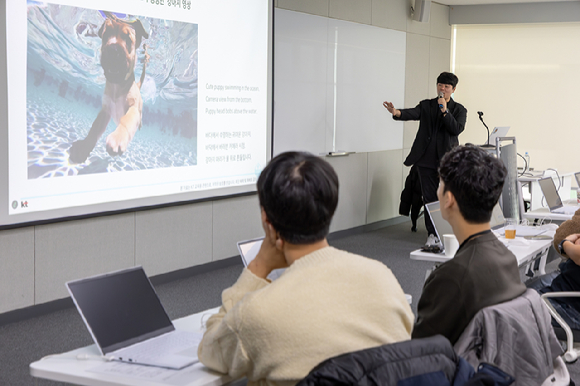 사진은 최근 진행한 AI 교육에 참가한 협력사 직원들의 학습 모습 [사진=KT]