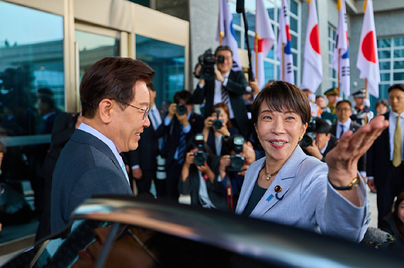 이재명 대통령과 다카이치 사나에 일본 총리가 19일 경북 안동 한 호텔에서 확대 정상회담에 앞서 악수하고 있다. 2026.5.19 [사진=연합뉴스]
