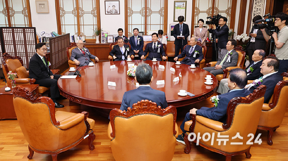 우원식 국회의장이 17일 국회에서 열린 제77주년 제헌절 경축식에 앞서 전직 국회의장과 원로, 제헌유족 등과 환담하고 있다. [사진=곽영래 기자]