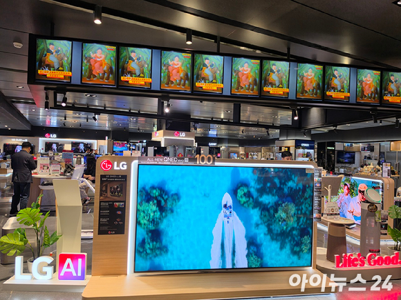 김건일 LG전자 대만법인장이 대만 타이베이 신이구 A13 원동백화점 8층 매장에서 LG전자의 대만 시장 전략에 대해 설명하고 있다. [사진=황세웅 기자]