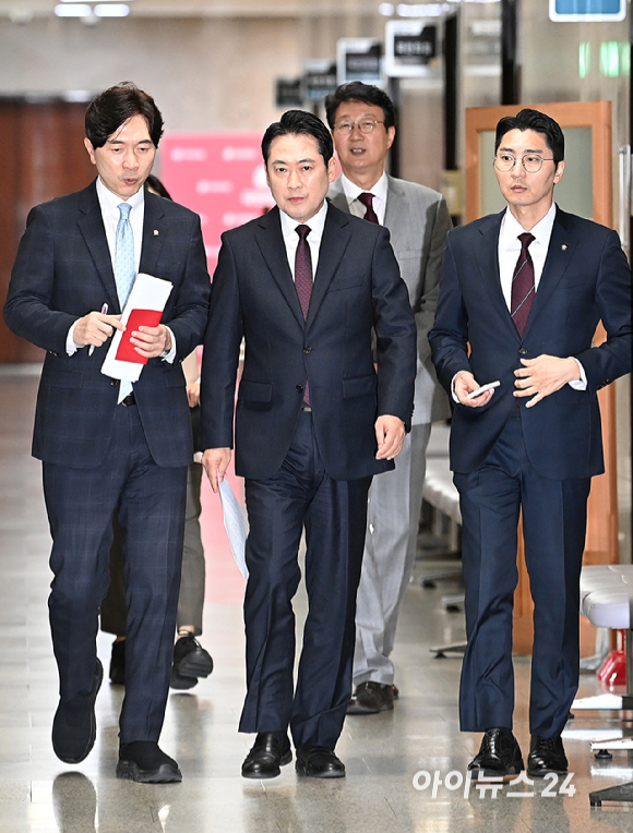 장동혁 국민의힘 대표가 17일 서울 여의도 국회에서 열린 기자간담회에 참석하고 있다. [사진=곽영래 기자]