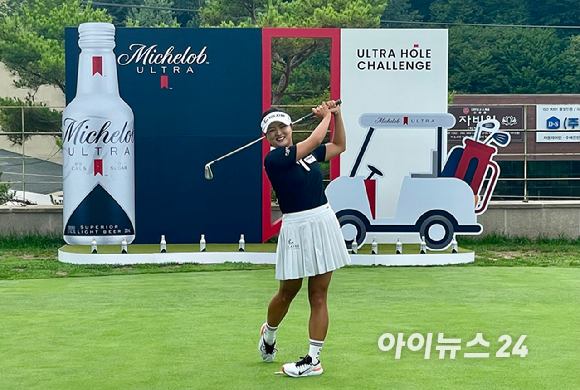 프로골퍼 고진영이 26일 경기도 파주시 제이퍼블릭 골프장에서 열린 프리미엄 라이트 맥주 미켈롭 울트라 이색 골프 게임 '울트라 홀 챌린지'행사에서 포즈를 취하고 있다. [사진=송대성 기자]