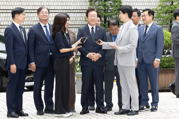 이재명(가운데) 더불어민주당 대표가 20일 오전 서울 서초구 서울중앙지방법원에서 열린열린 '故김문기·백현동 허위 발언 공직선거법 위반 혐의' 관련 결심공판에 출석하며 취재진에게 입장을 밝히고 있다. 2024.09.20. [사진=뉴시스]