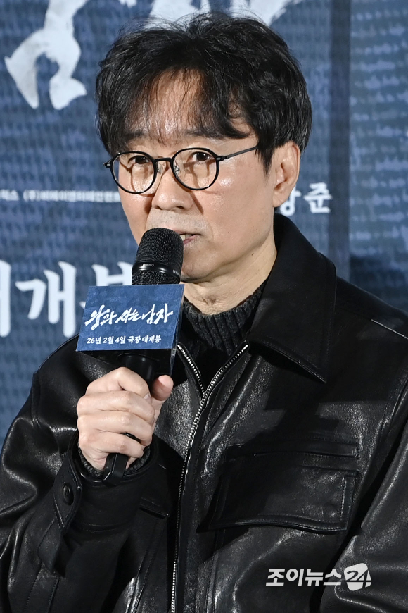 장항준 감독이 19일 오전 서울 용산구 CGV용산아이파크몰점에서 열린 영화 '왕과 사는 남자'(감독 장항준) 제작보고회에 참석해 소감을 말하고 있다. [사진=문수지 기자]