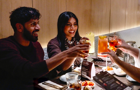 미국 뉴욕 맨해튼에 위치한 호족반에서 현지 소비자들이 전통주 칵테일을 즐기는 모습. [사진=CJ제일제당]