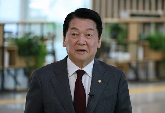 안철수 국민의힘 의원이 지난 4월 28일 대전시의회 기자실을 방문하고 있다. [사진=연합뉴스]