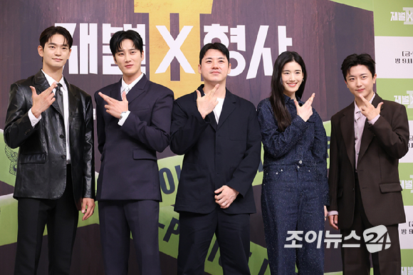 배우 안보현, 정은채가 4일 오전 서울 양천구 목동 SBS에서 진행된 SBS 새 금토드라마 '재벌X형사2' 제작발표회에 참석해 포즈를 취하고 있다. [사진=문수지 기자]