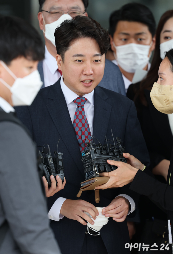 이준석 국민의힘 전 대표가 지난해 서울 양천구 서울남부지방법원에서 열린 국민의힘 당헌 효력 정지 가처분 심문에 출석한 뒤 법원 나서며 취재진의 질문을 받고 있다. [사진=국회사진취재단]