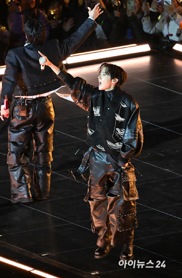 방탄소년단(BTS)이 21일 오후 서울 광화문 광장에서 정규 5집 '아리랑(ARIRANG)' 앨범 발매를 기념해 컴백 무대를 선보이고 있다. [사진=사진공동취재단]