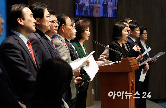 나경원 국민의힘 의원 등 국민의힘 의원들이 12일 오전 서울 여의도 국회에서 헌법재판소 2차 공개탄원서 제출 기자회견을 하고 있다. [사진=곽영래 기자]
