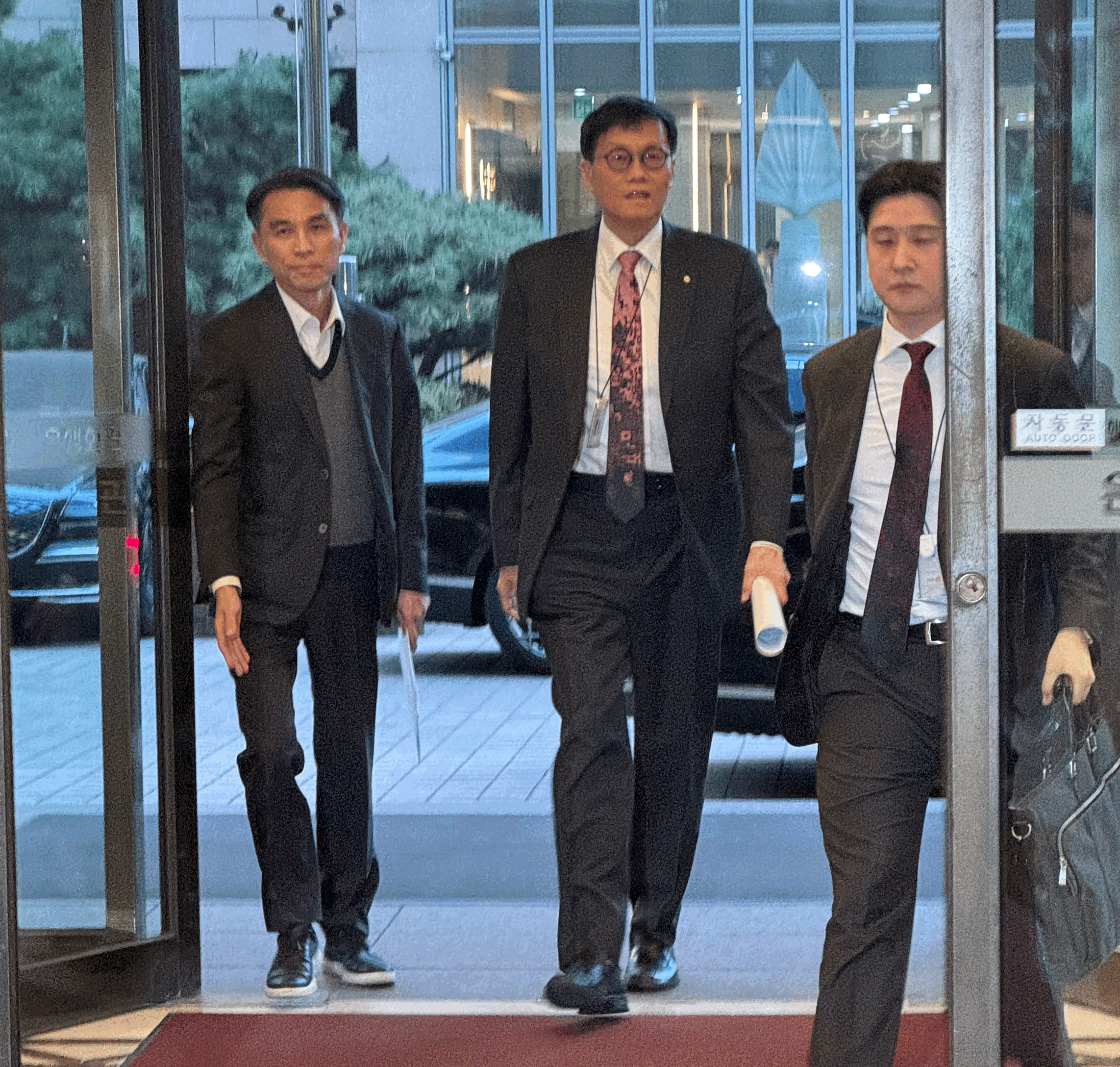 이창용 한국은행 총재가 23일 서울 중구 은행회관에서 열린 은행장 간담회에 참석하기 위해 입장하고 있다. [사진=임우섭 기자]