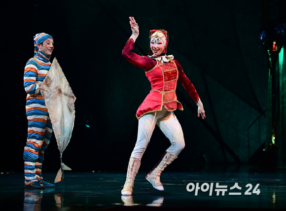 15일 오후 서울 잠실종합운동장 내 빅탑에서 열린 태양의서커스 '쿠자(KOOZA)' 프레스 컨퍼런스에서 배우들이 환상적인 무대를 선보이고 있다. [사진=정소희 기자]