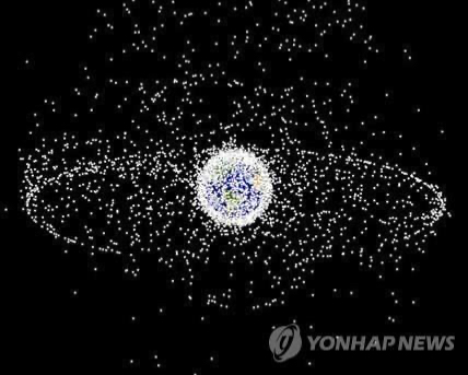 지구를 싸고 있는 우주 쓰레기 상상도 [사진=연합뉴스(NASA 제공)]