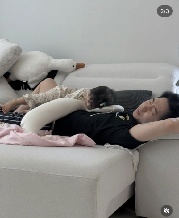 방송인 곽준빈(곽튜브)이 19일 오후 인천 중구 파라다이스시티에서 열린 '제3회 청룡시리즈어워즈' 레드카펫 행사에 참석하고 있다. [사진=조이뉴스24 DB]