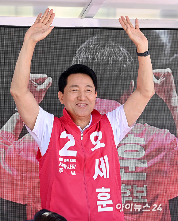 오세훈 국민의힘 서울시장 후보가 22일 서울 광진구 건대입구 롯데백화점 앞에서 지지를 호소를 하고 있다. [사진=곽영래 기자]