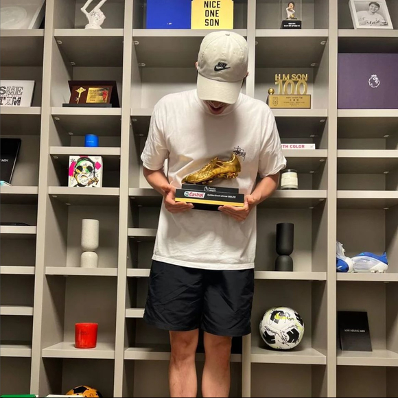 배우 공유가 손흥민의 '골든 부트' 트로피를 들고 환하게 웃고 있다. [사진=공유 SNS]