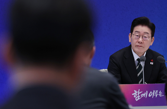 이재명 대통령이 21일 청와대 영빈관에서 열린 신년기자회견에서 취재 기자의 질문을 듣고 있다. 2026.1.21 [사진=연합뉴스]