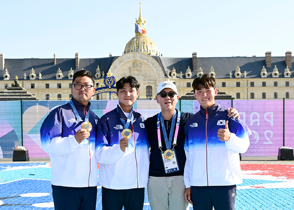 대한민국 남자 양궁 국가대표(김우진·이우석·김제덕)와 정의선 현대차그룹 회장(오른쪽 둘째)이 지난 29일(현지시간) 파리 대회 남자양궁 단체전에서 금메달을 획득한 직후 기념촬영을 하고 있다. [사진=대한양궁협회]