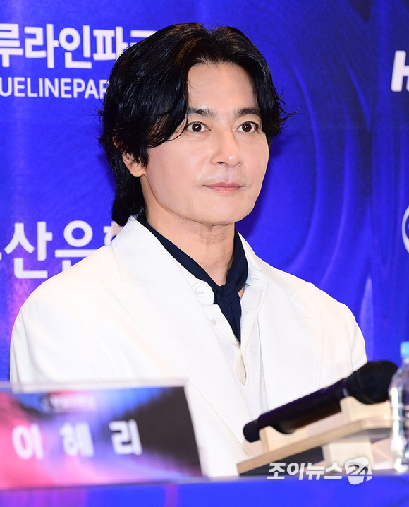 배우 장동건이 7일 부산 시그니엘 부산 그랜드 볼룸에서 열린 2026 제35회 부일영화상에 전년도 유현목영화예술상 수상자로 참석해 핸드프린팅하고 있다. [사진=정소희 기자]