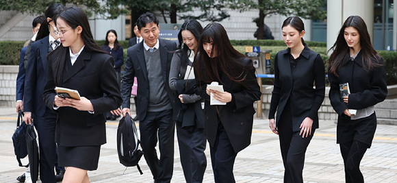 걸그룹 뉴진스(NJZ)의 하니(왼쪽부터), 민지, 혜인이 7일 서울 서초구 서울중앙지방법원에서 열린 '기획사 지위보전 및 광고계약 체결 등 금지' 가처분 신청의 심문기일을 마친 뒤 법원 청사를 나서며 취재진 질문에 답하고 있다. [사진=연합뉴스]