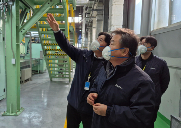 이동채 에코프로 창업주(맨앞)가 충북 청주시 에코프로비엠 연구동을 방문해 관계자들과 이야기를 나누고 있다. [사진=에코프로]