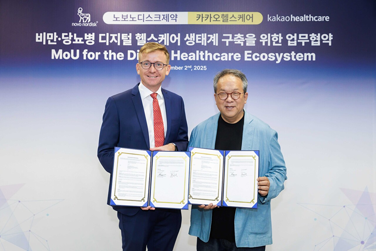 캐스퍼 로세유 포울센 한국노보노디크제약 대표(왼쪽)와 황희 카카오헬스케어 대표가 비만∙당뇨병 환자를 위한 디지털 헬스케어 생태계 구축을 목표로 전략적 업무협약을 체결하고 기념 사진을 찍고 있다. [사진=카카오헬스케어]