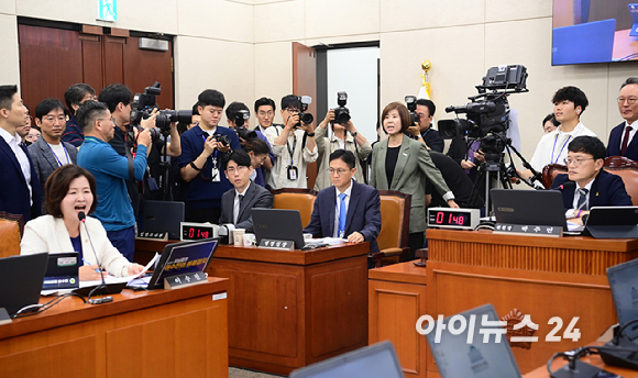 18일 서울 여의도 국회 보건복지위원회에서 열린 정은경 보건복지부 장관 후보자 인사청문회에서 김미애 국민의힘 간사가 정 후보자 배우자의 주식 투자 의혹 자료 제출과 관련해 항의하고 있다. [사진=정소희 기자]