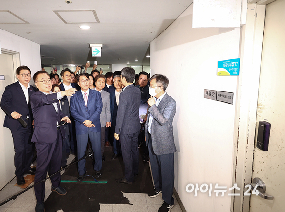 6&middot;3 지방선거 투표용지 부족 사태를 조사 중인 윤상현 국회 국정조사특별위원회 위원장을 비롯한 위원들이 2일 서울 송파구 올림픽공원 내 개표소 내부를 둘러보고 있다. [사진=국회사진기자단 ]