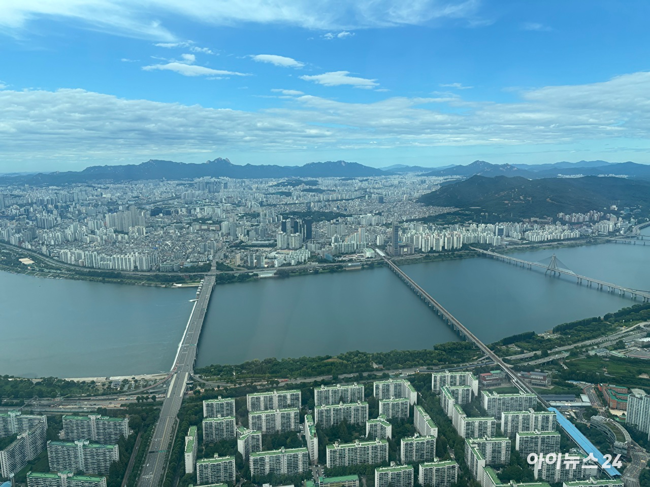 서울 송파구 일대 아파트 단지 전경. 외국인토허제 시행 1년 이후 서울 외국인 주택 거래는 전년 동기 대비 44% 감소했다. 정부는 거래 감소와 실거주 의무 이행 등을 토대로 제도 연장 여부를 검토하고 있다. [사진=김민지 기자]