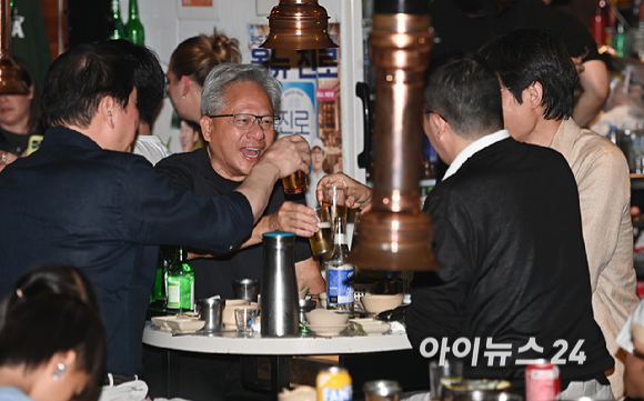 젠슨 황 엔비디아 최고경영자(CEO)가 5일 서울 마포구 서교동의 한 고깃집에서 최태원 SK회장, 구광모 LG회장, 이해진 네이버 의장과 삼겹살 회동을 하고 있다. [사진=곽영래 기자]