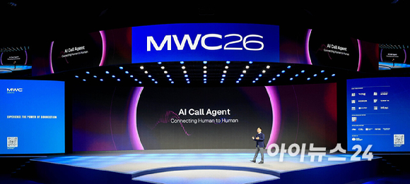 홍범식 LG유플러스 대표가 2일(현지시간) 스페인 바르셀로나 피라 그란 비아 전시장에서 열린 '모바일 월드 콩그레스(MWC)2026'에서 기조연설 하고 있다. 2026.03.02 [사진=바르셀로나=사진공동취재단]