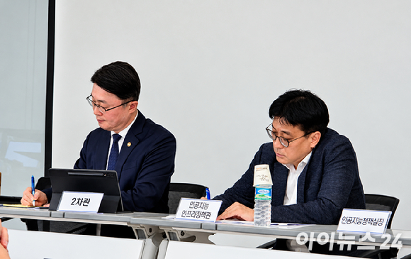 류제명 과학기술정보통신부 제2차관이 지난 2일 서울 중구 NIA 서울사무소에서 출입기자단 간담회를 열고, 독자 AI 파운데이션 모델 프로젝트와 프론티어 AI 사업의 방향성에 대해 발표하고 있다. [사진=안세준 기자]