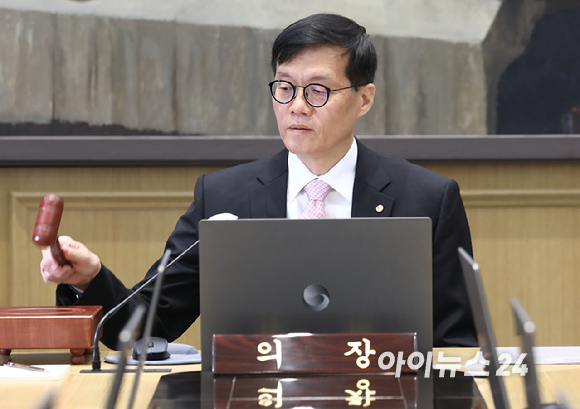 이창용 한국은행 총재가 12일 서울 중구 한국은행에서 열린 금융통화위원회에서 의사봉을 두드리고 있다. [사진=공동취재단]