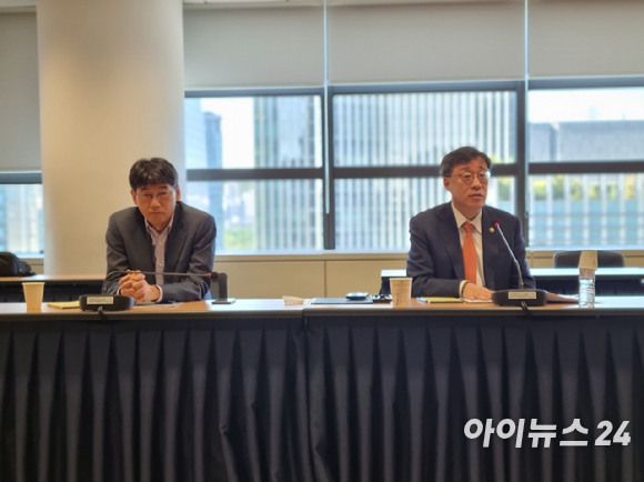 김경만 과학기술정보통신부 통신정책관(왼쪽)과 박윤규 과학기술정보통신부 제2차관이 취재진 질문에 대해 답변하고 있다. [사진=안세준 기자]