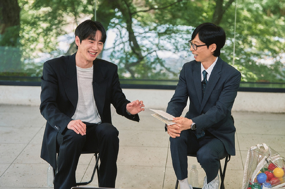 배우 이준영이 '유퀴즈'에 출연해 유재석을 만나고 있다. [사진=tvN]
