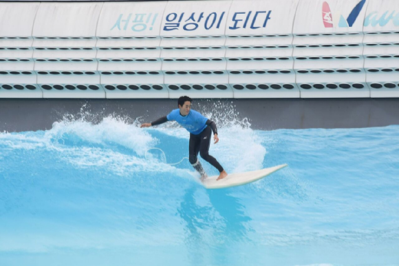 17일 경기 시흥시 거북섬 웨이브파크에서 개막한 '2023 WSL 시흥 코리아오픈 국제서핑대회'에 참가한 한 선수가 경기를 펼치고 있다. [사진=시흥시]