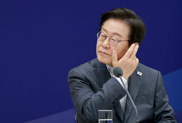 이재명 대통령이 1일 서울 용산 대통령실 청사에서 열린 전국 시도지사 간담회에서 대한민국시도지사협의회장인 유정복 인천광역시장의 발언을 들으며 생각에 잠겨 있다. [사진=연합뉴스]