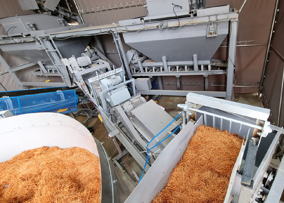 PET 섬유복합체 혼합 과정 및 숏크리트 시공 모습 [사진=DL건설]