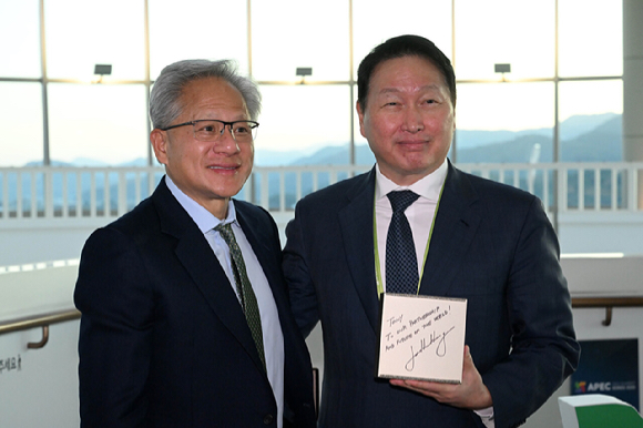 최태원, 젠슨 황과 美서 '치맥 회동'…HBM4 동맹 강화