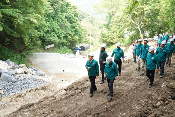 임상섭 산림청장이 충청남도 서천군 산사태 피해지역을 찾아 복구 현장을 점검하고 있다. [사진=산림청]