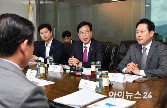 송언석 국민의힘 원내대표가 4일 오후 서울 여의도 주한미국상공회의소에서 열린 국민의힘-주한미국상공회의소(AMCHAM) 간담회에서 발언을 하고 있다. [사진=곽영래 기자]