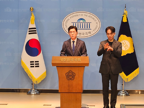 정원오 더불어민주당 서울시장 후보가 15일 서울 여의도 국회 소통관에서 주요 공약 발표 기자회견을 하고 있다. [사진=홍성효 기자]