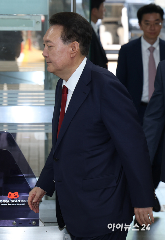 12·3 비상계엄과 관련해 특검의 수사를 받는 윤석열 전 대통령이 두 번째 구속 전 피의자 심문(영장실질심사)을 받기 위해 9일 오후 서울 서초구 중앙지법으로 출석하고 있다. [사진=사진공동취재단]