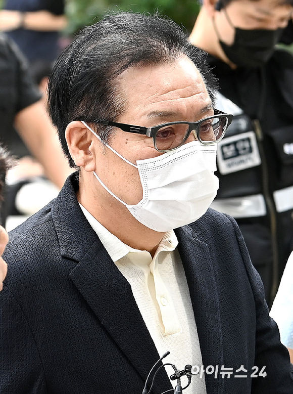 '통일교·공천 청탁 의혹' 건진법사 전성배씨가 18일 오전 서울 종로구에 마련된 김건희 특검팀(특별검사 민중기) 사무실에 출석하고 있다. [사진=곽영래 기자]