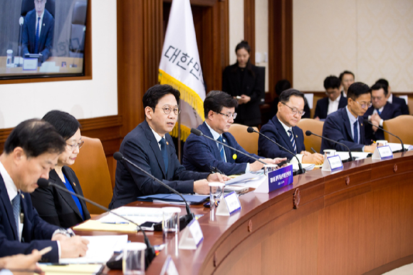 배경훈 부총리 겸 과학기술정보통신부 장관(왼쪽에서 세 번째)이 30일 과학기술관계장관회의를 주재하고 있다. [사진=과기정통부]