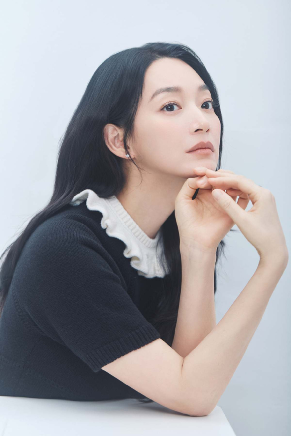 배우 신민아가 영화 '눈동자' 인터뷰에 앞서 포즈를 취하고 있다. [사진=에이엠엔터테인먼트]