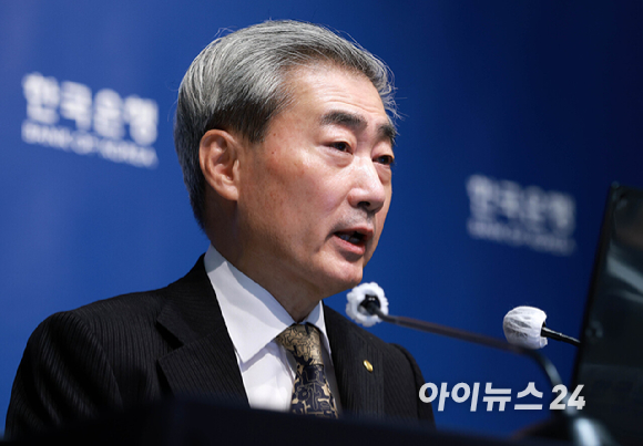 신현송 한국은행 총재가 22일 오전 서울 중구 한국은행에서 열린 금융통화위원회 본회의에 참석해 의사봉을 두드리고 있다. 2026.10.22. [사진=사진공동취재단]