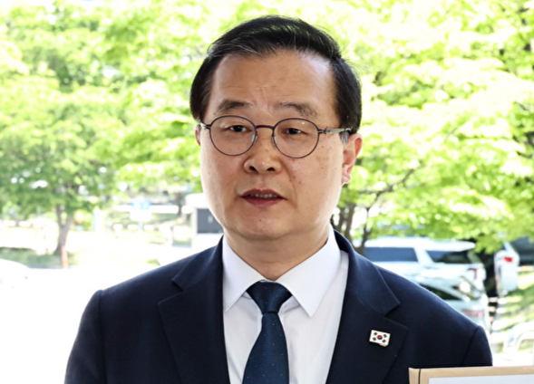 윤석열 정권 조작기소 의혹 사건 진상규명 국정조사 특별위원회의 더불어민주당 이건태 의원(왼쪽), 진보당 손솔 의원이 8일 경기도 정부과천청사 안내센터 앞에서 고위공직자범죄수사처(공수처)에 조작기소 국정조사 증인 위증 혐의 고발장을 접수하기에 앞서 발언하고 있다. 2026.5.8 [사진=연합뉴스]