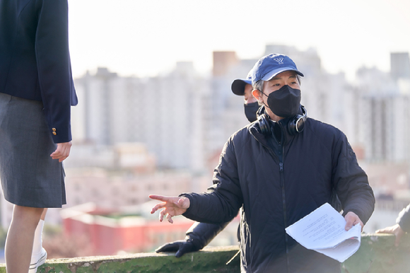 김윤철 감독과 배우 이엘이 ENA 수목드라마 '행복배틀' 촬영 현장에서 대화를 나누고 있다. [사진=ENA]